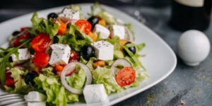 Græsk salat med feta og oliven